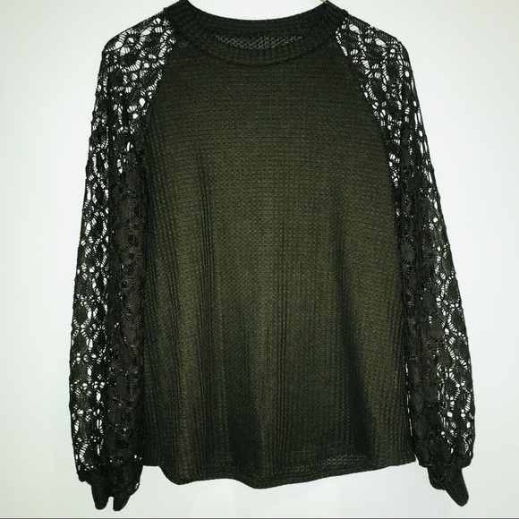 Crochet-sleeve Light Top - Picture 2 of 3